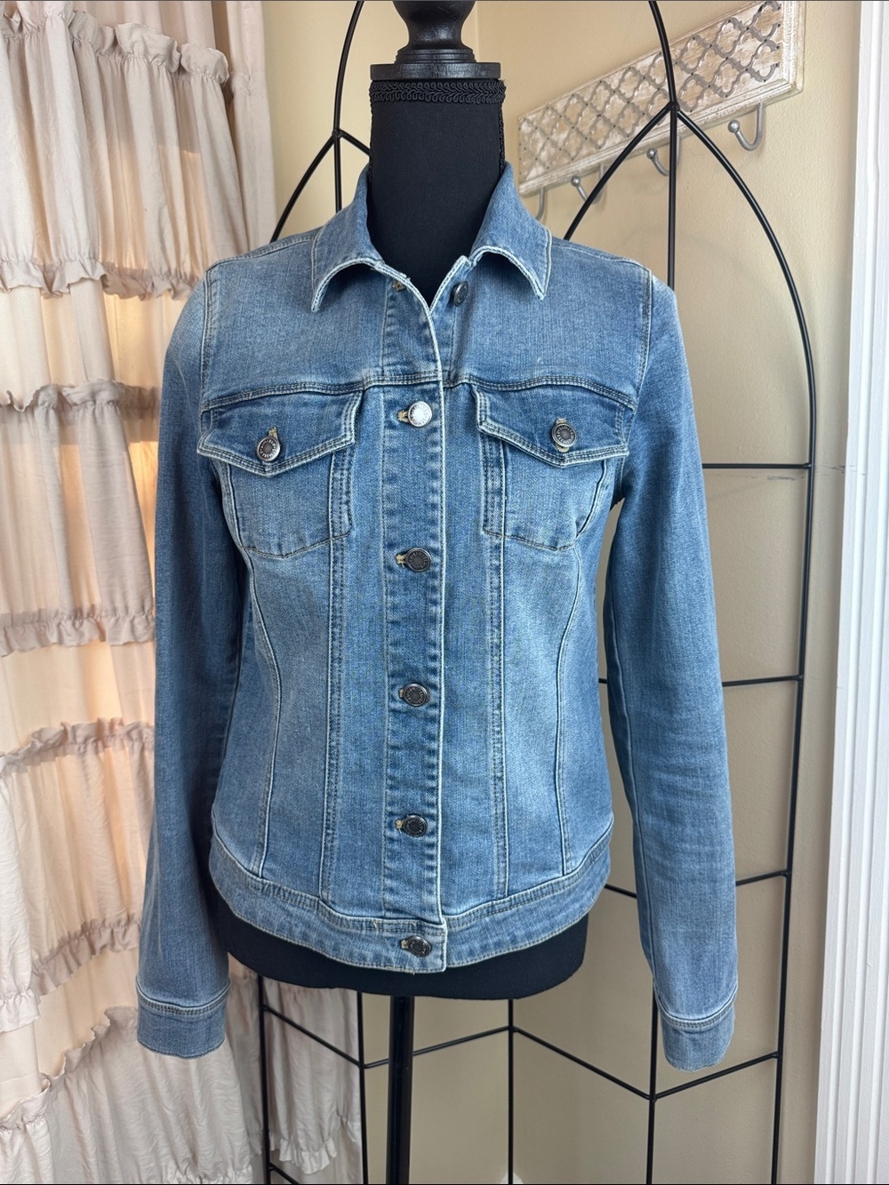 The Limited Women's Medium Blue Denim Jacket Size Small EUC